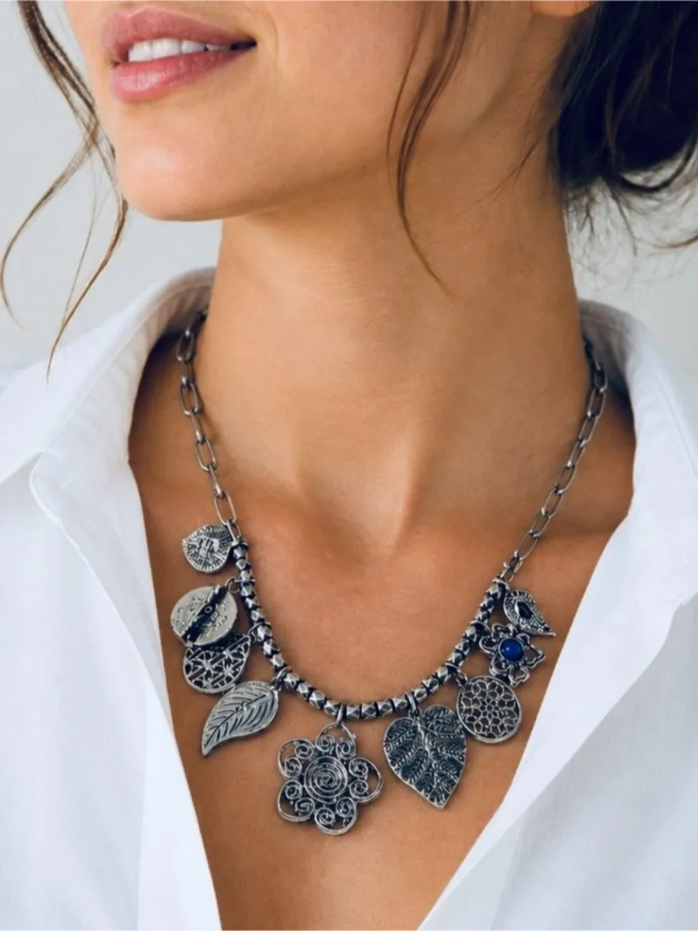 New! Silver Etched Flower Charm Necklace NWT (1014)
